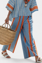 Valeria – top striato terracotta sofisticato e pantaloni in lino